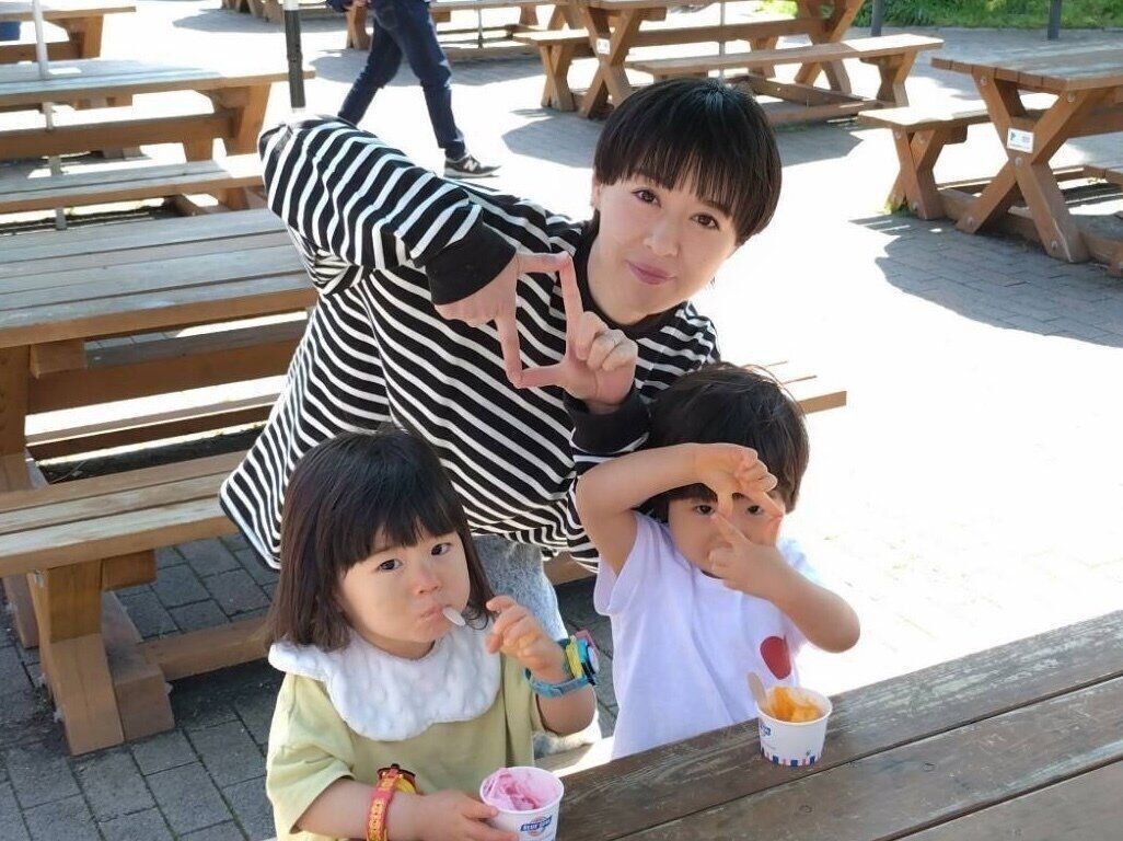 家族でお出かけ中の、宇都宮さんと長男、二男。