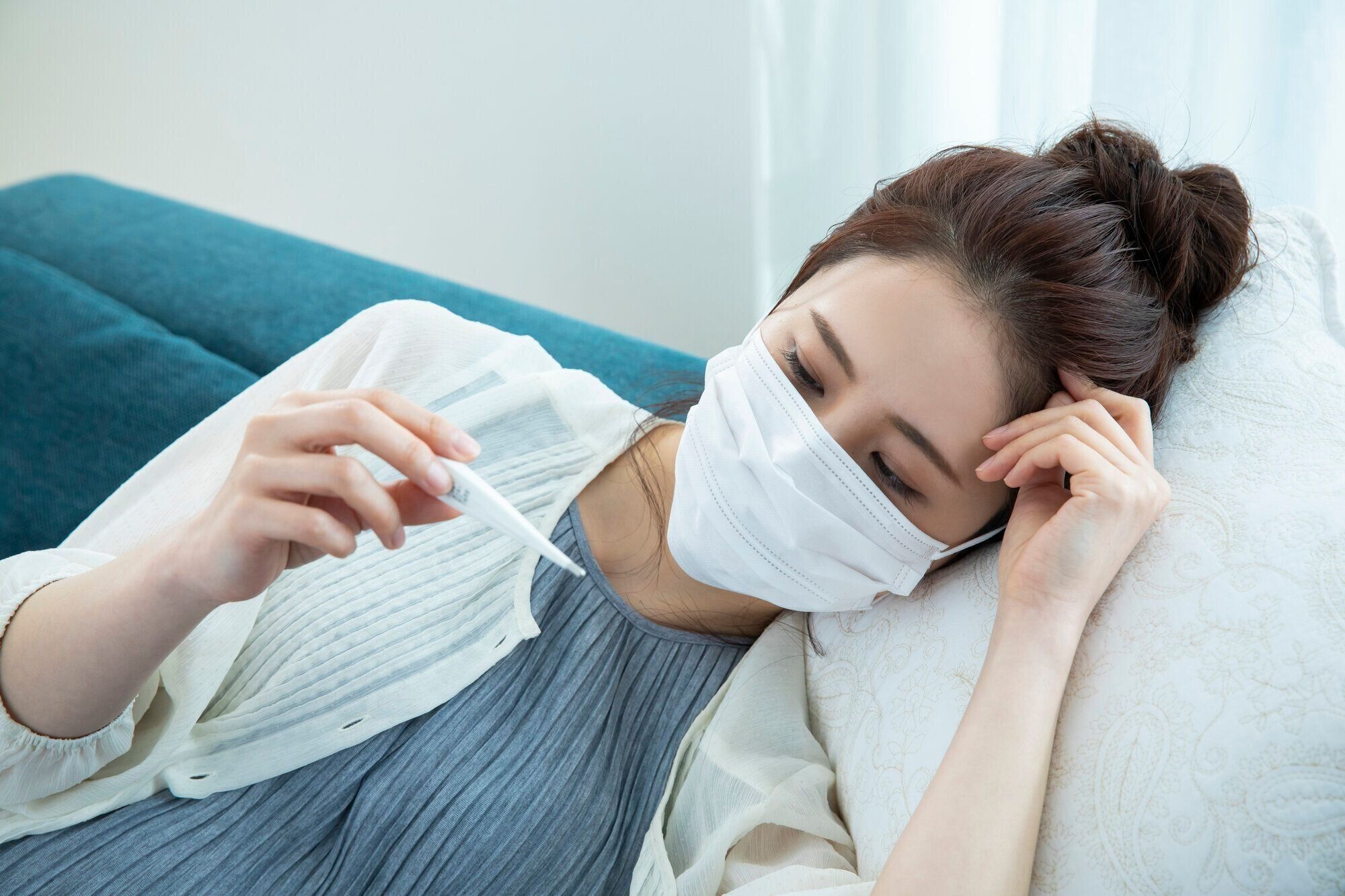 妊娠初期　発熱に悩む女性