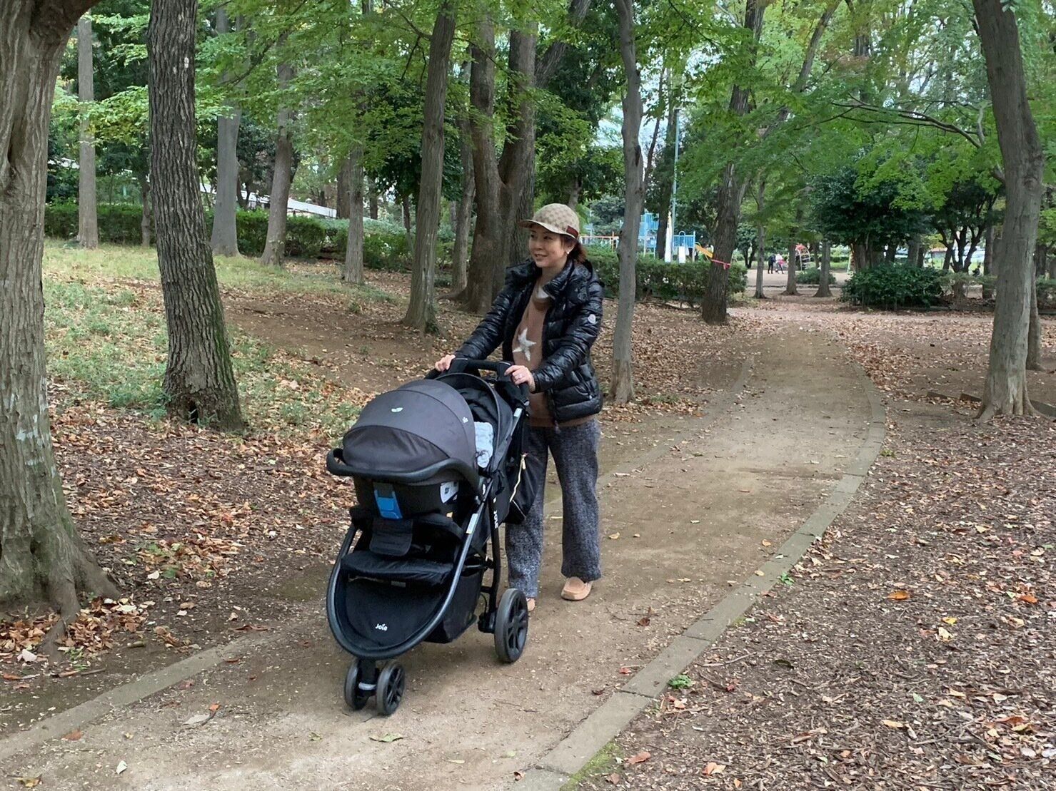 息子さんと散歩中の宮崎さん。