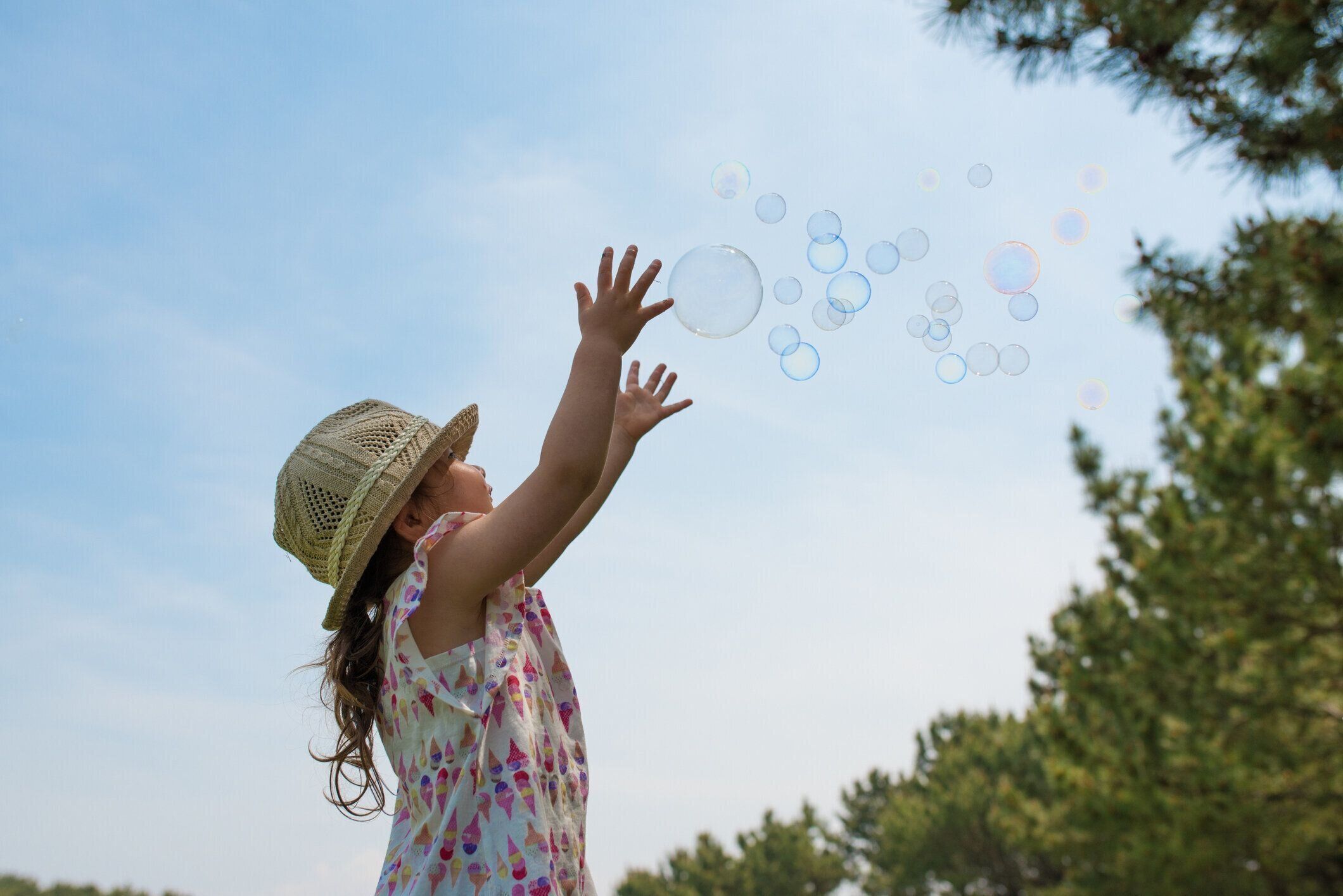 で遊ぶ少女石鹸の泡