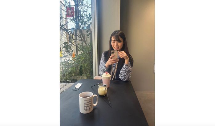 お出かけ先のカフェでお茶をする矢島さん。