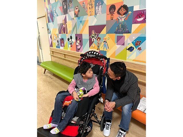 こども医療センターで採血待ちの歩美ちゃんと健一さん