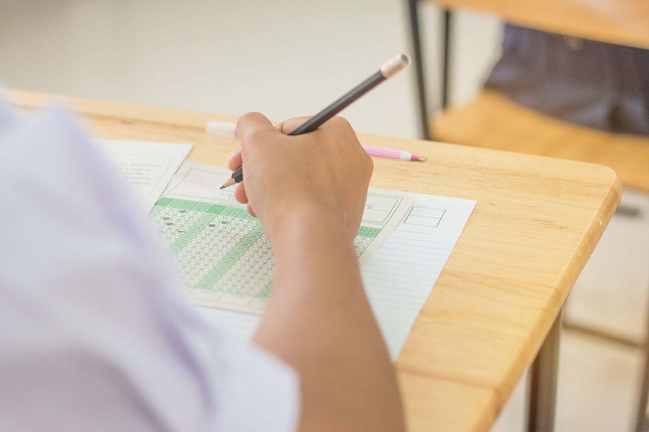 学生集中開催鉛筆テスト試験多肢選択式のクイズをやって手に答える学校シート演習、テストは知識・ スキル ・適性を測定するアセスメントの概念