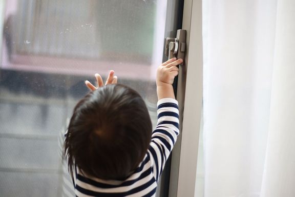 ロックを解除しようとしている少年