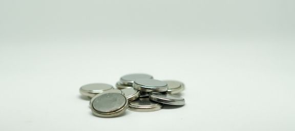 白い背景にリチウムボタン電池