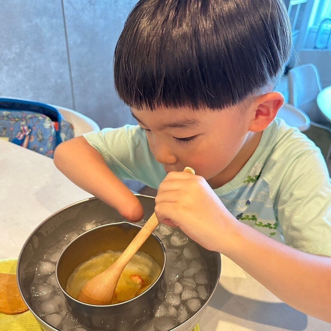 料理にも挑戦するミニっち。