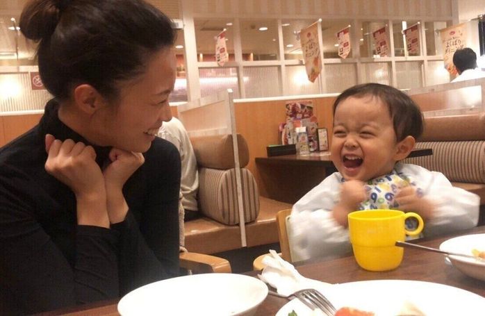 レストランで食事をする近藤さん親子。息子さんが3歳のころ。