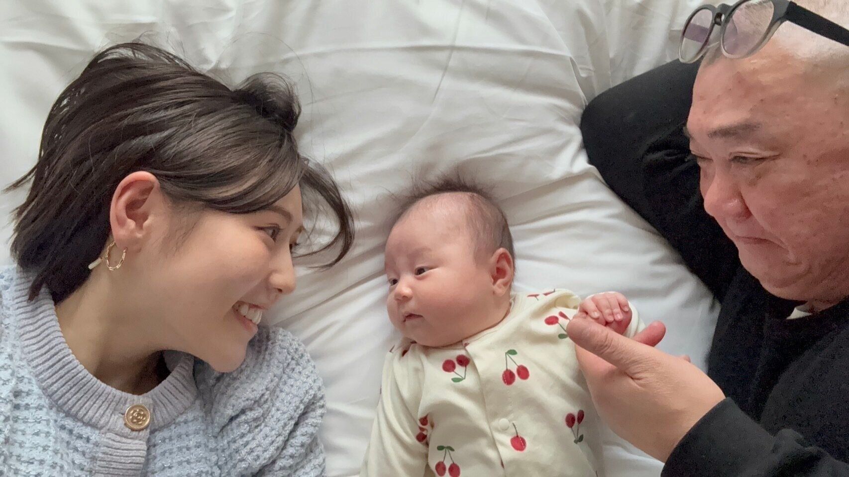 にこりちゃんを間にはさんで、家族写真。