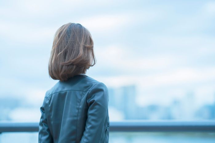 遠くにいる女性