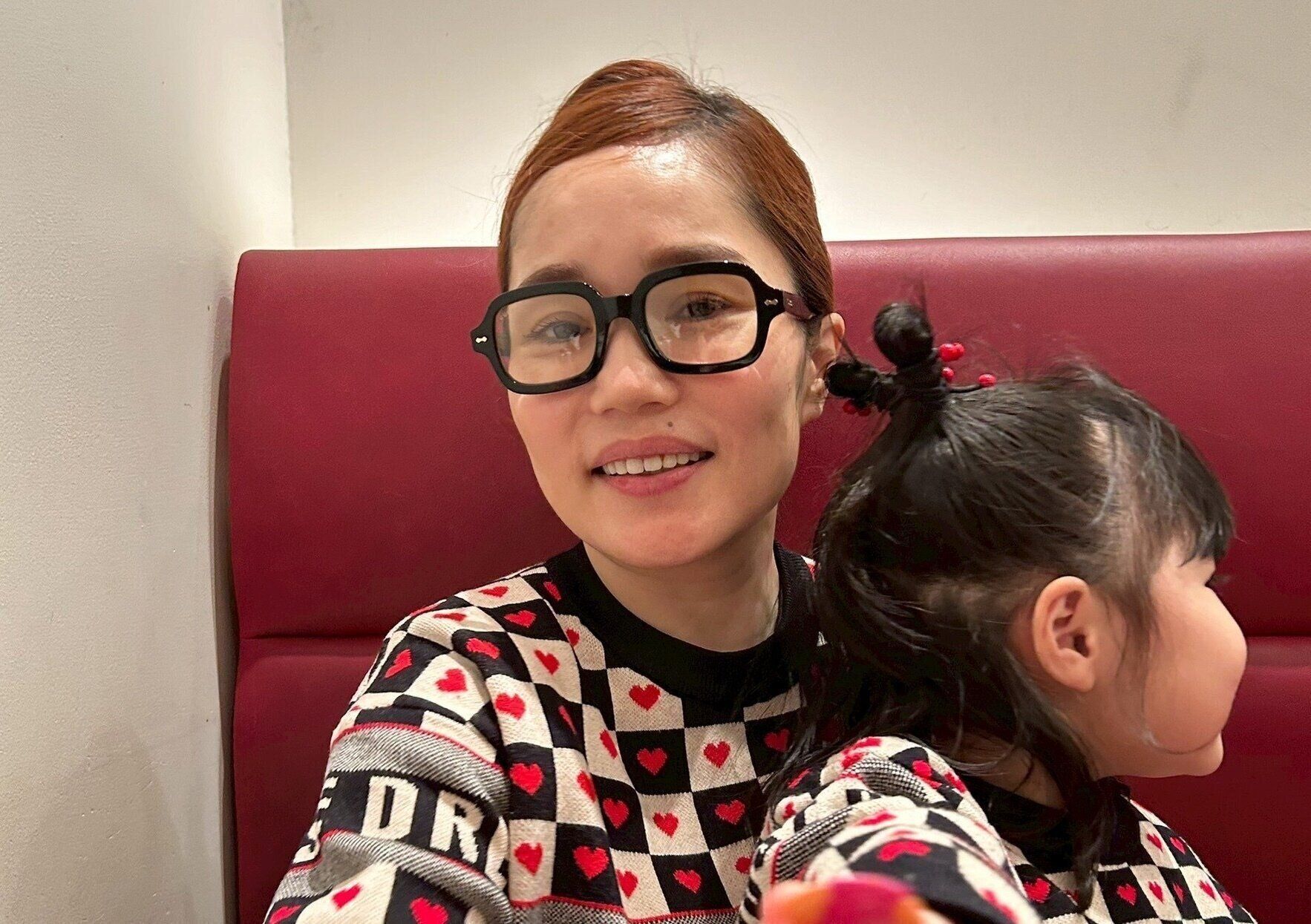 ペアコーデでお出かけでかけ中の、ノラさんと娘さん。