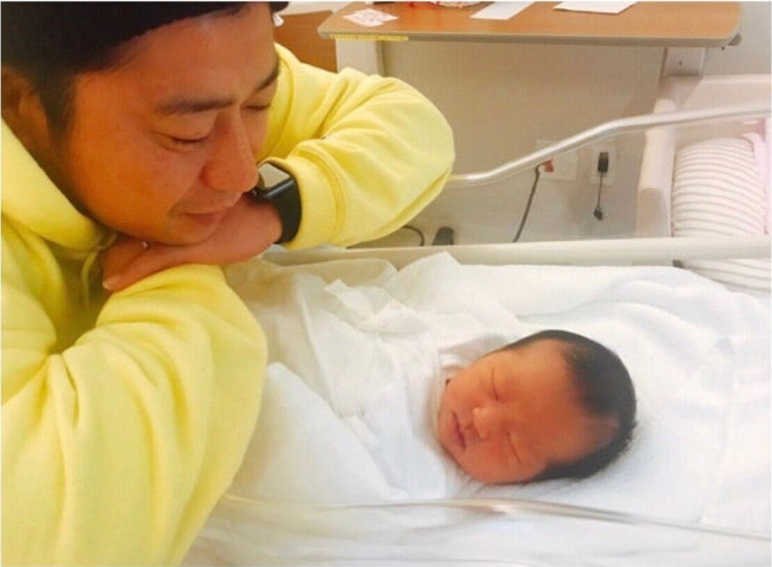 さくらちゃんが生まれた直後の、尾形さん。