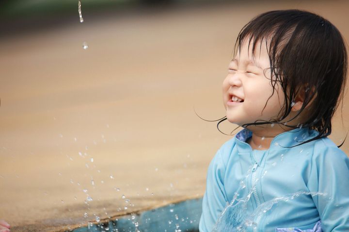 水の中で遊ぶ女の子