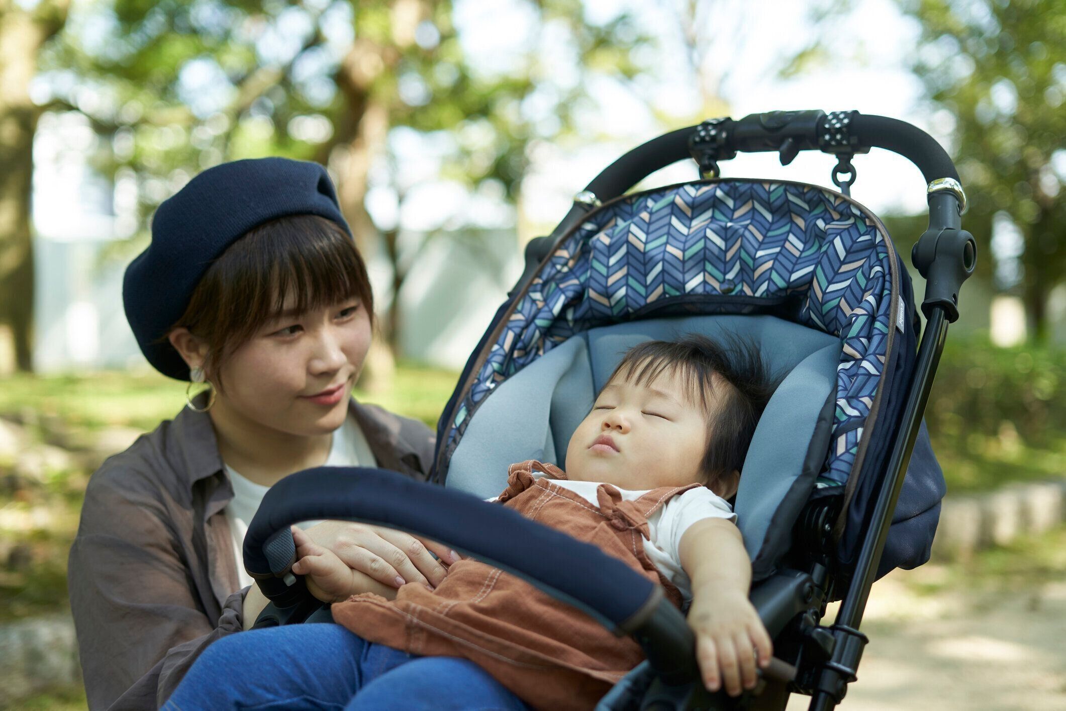 ベビーカーでかわいい日本の赤ちゃん