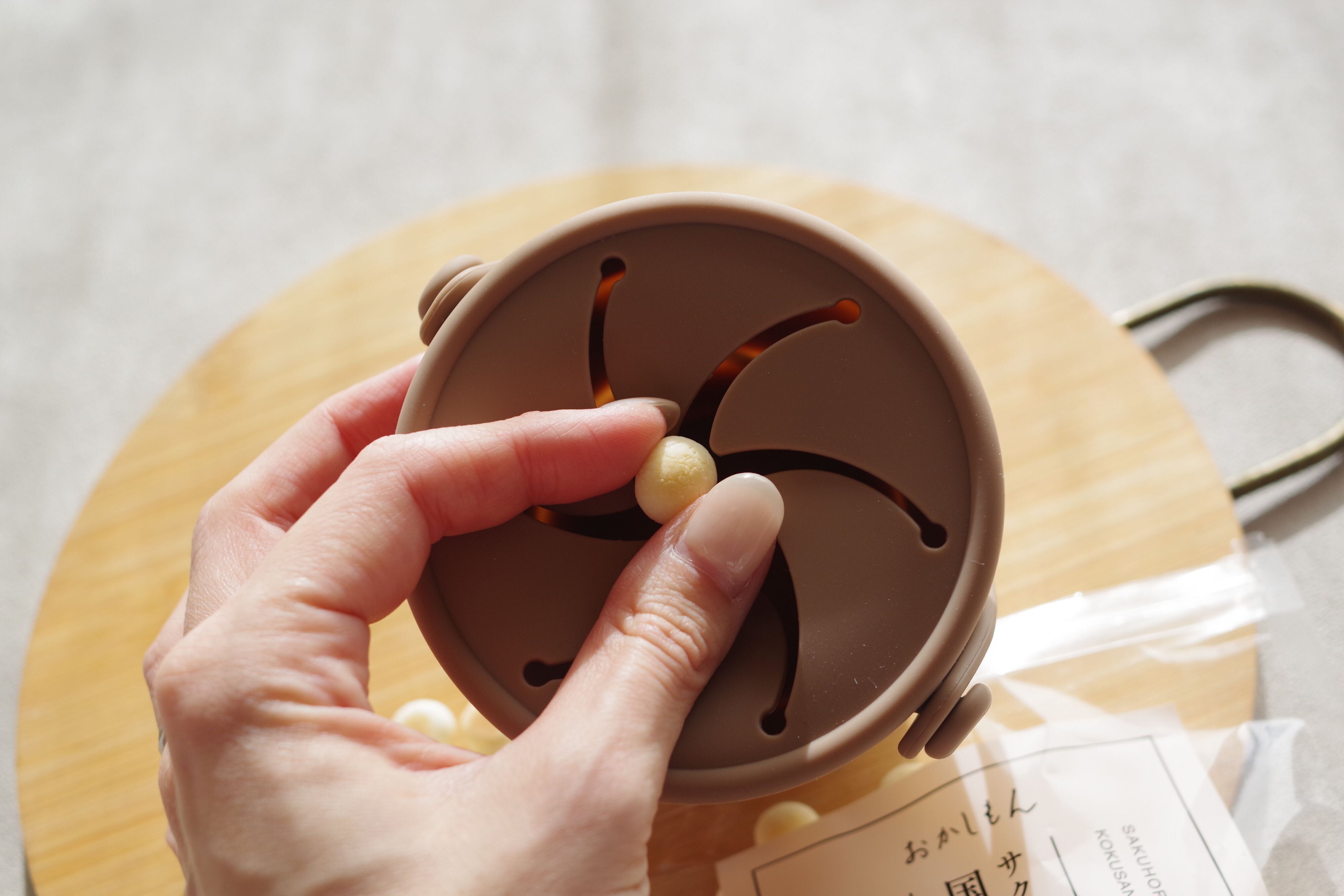 【3COINS】ありそうでなかった！かさばらなくて衛生的な「折りたためるスナックカップ」が便利です