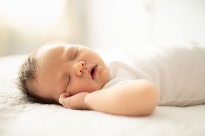 眠っている新生児