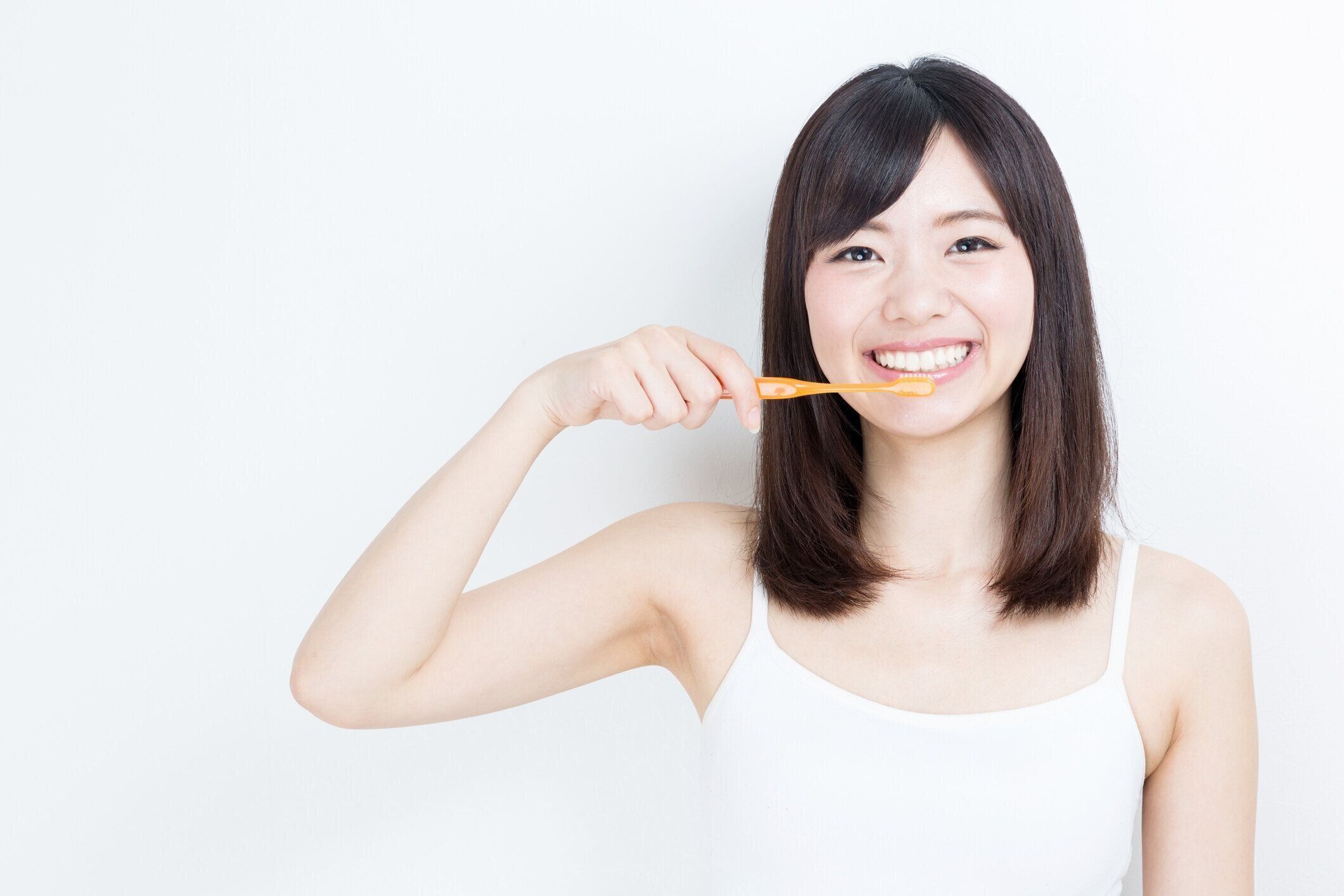 白い背景に分離された若いアジア女性美画像