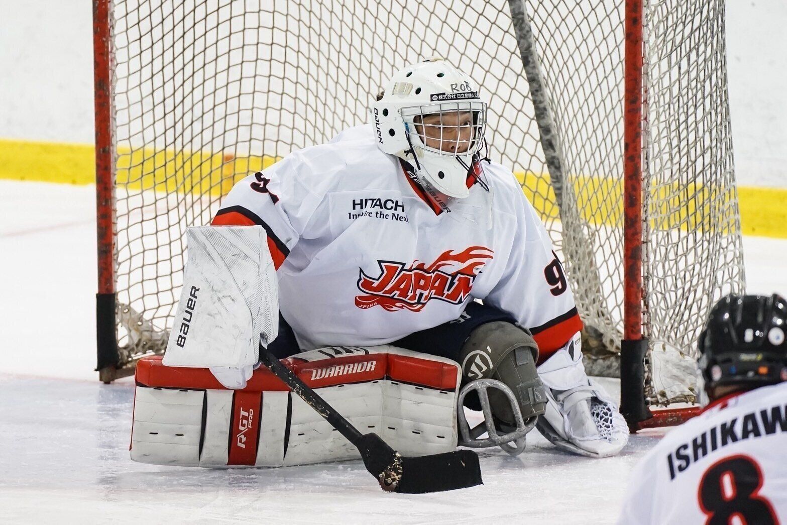 日本代表として、パラアイスホッケーをプレー中の堀江さん。