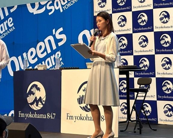 FMヨコハマのイベントでMCをつとめる近藤さん。
