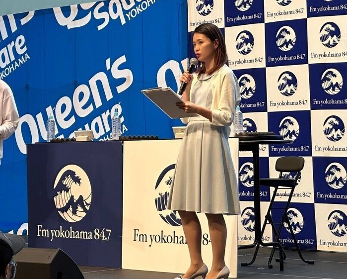 FMヨコハマのイベントでMCをつとめる近藤さん。