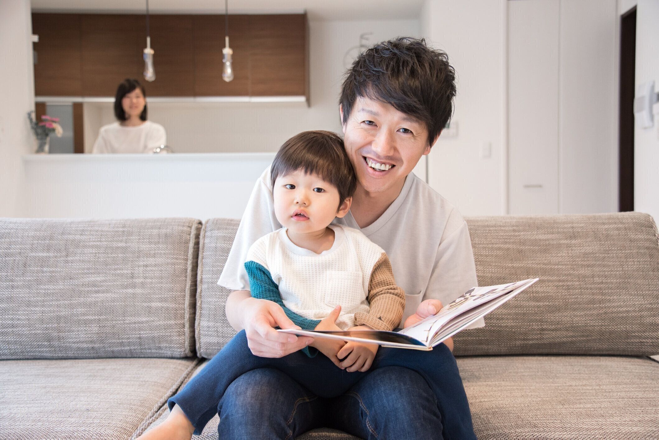 新しい家に住む3人の若い日本人家族