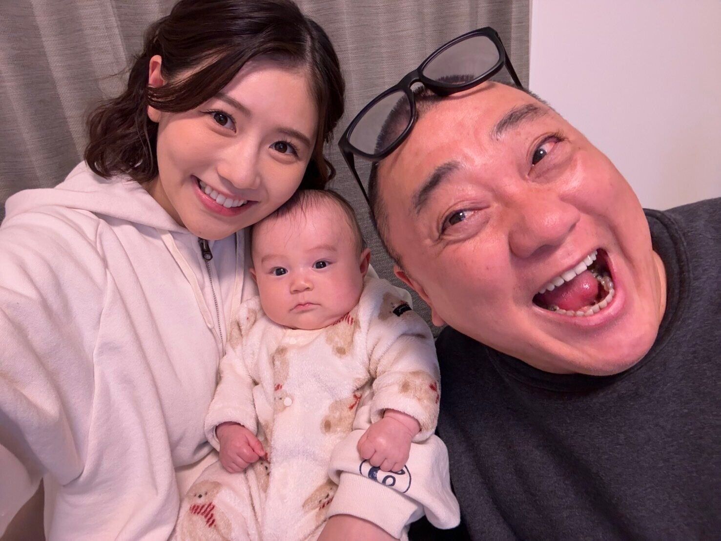 西野さん、山本さん、にこりちゃんの家族写真。