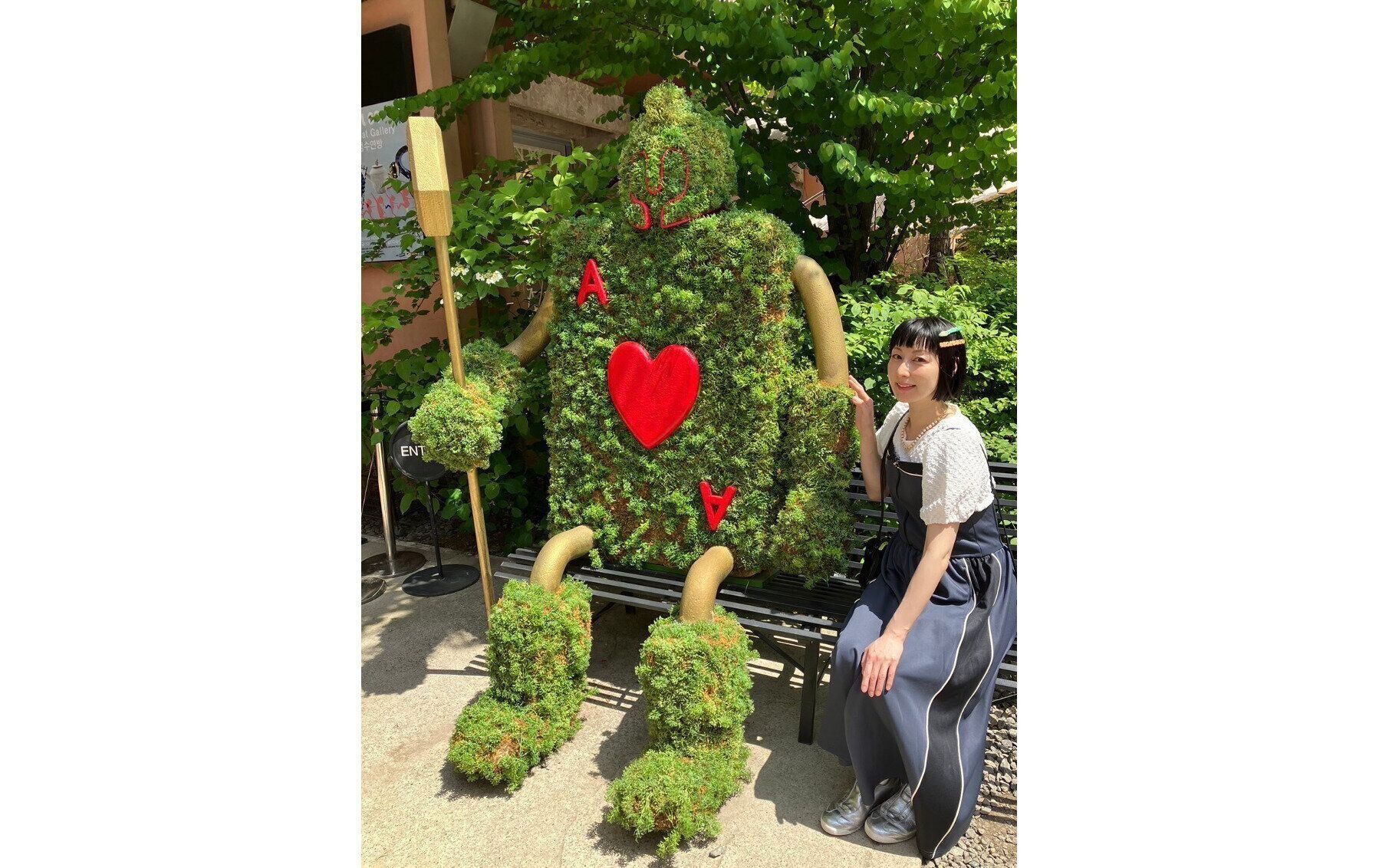 ロケの風景。かわいらしいオブジェと一緒に記念写真。