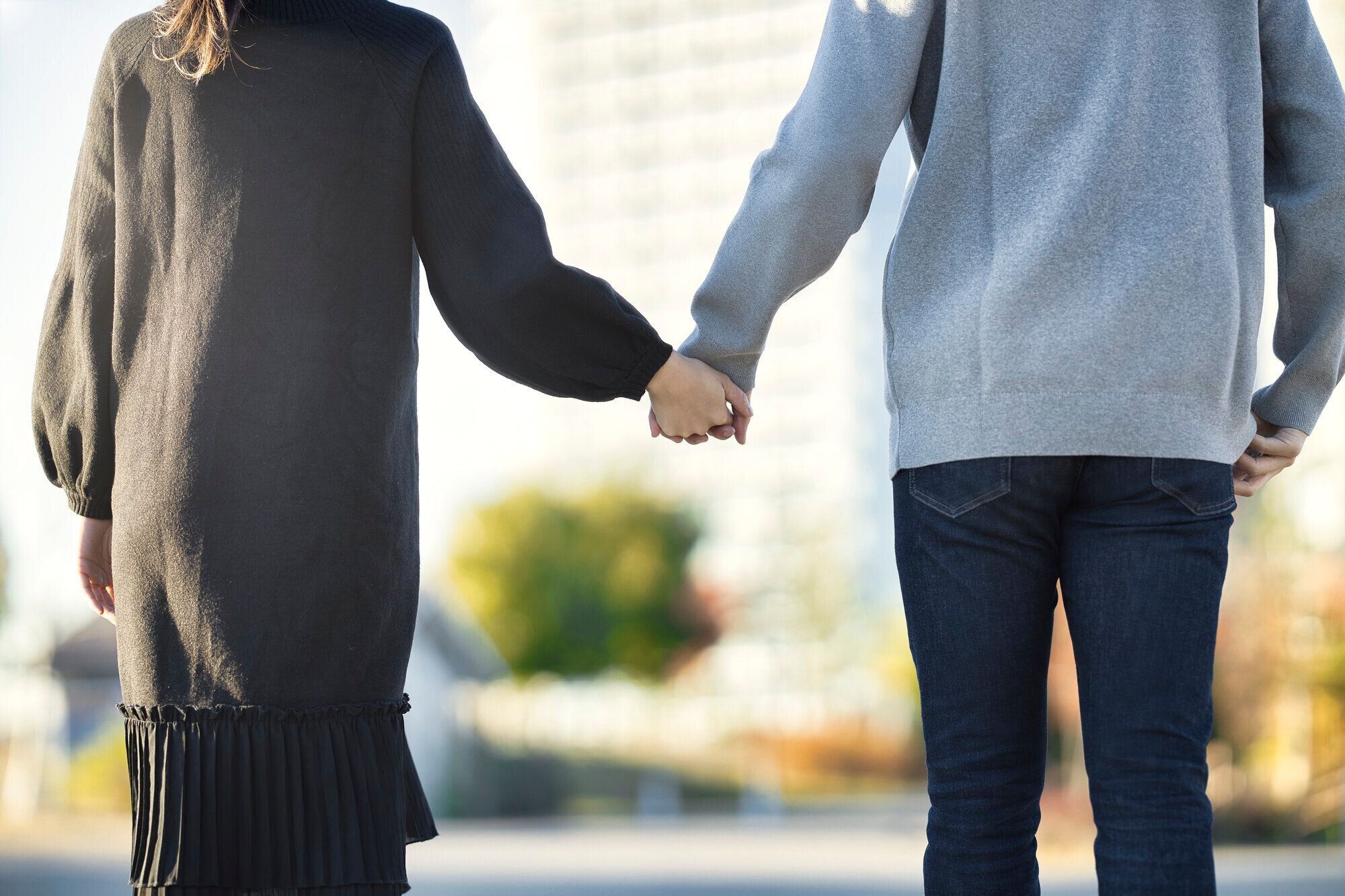 妊娠中 手をとる夫婦