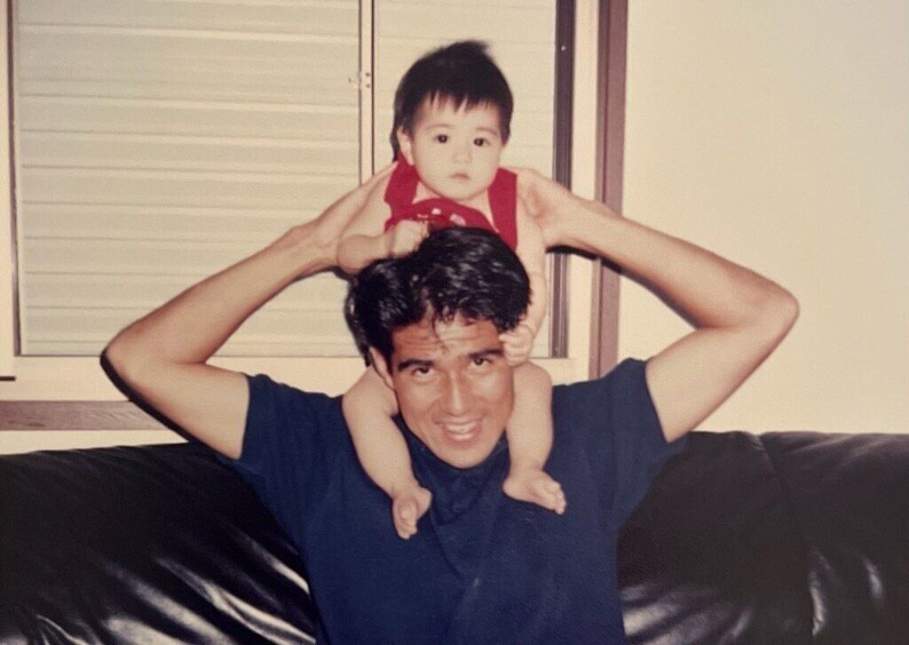 １歳の頃、永島さんと父・永島昭浩さんとのツーショット。