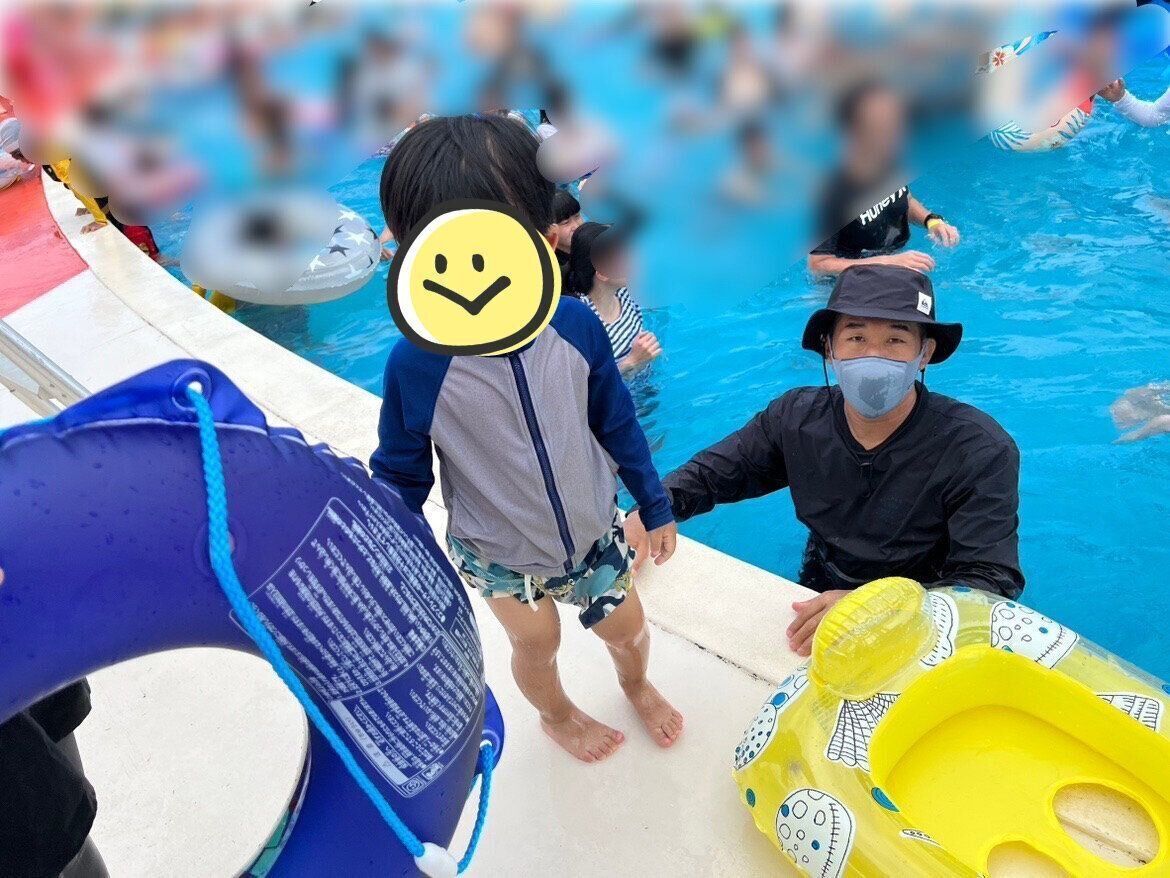 プールで遊んでいる、田村さんと息子さん。