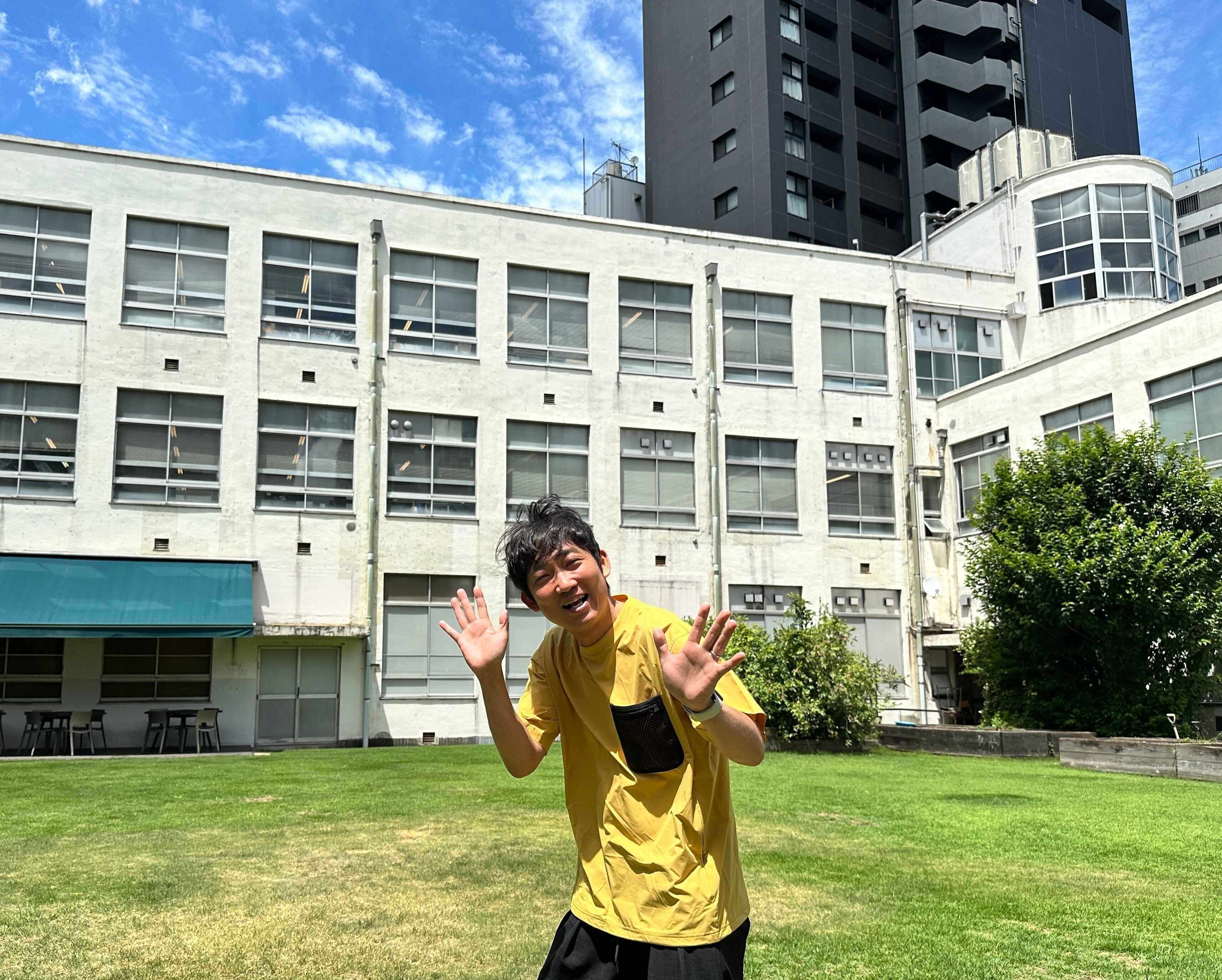 吉本興業東京本社の中庭にて。