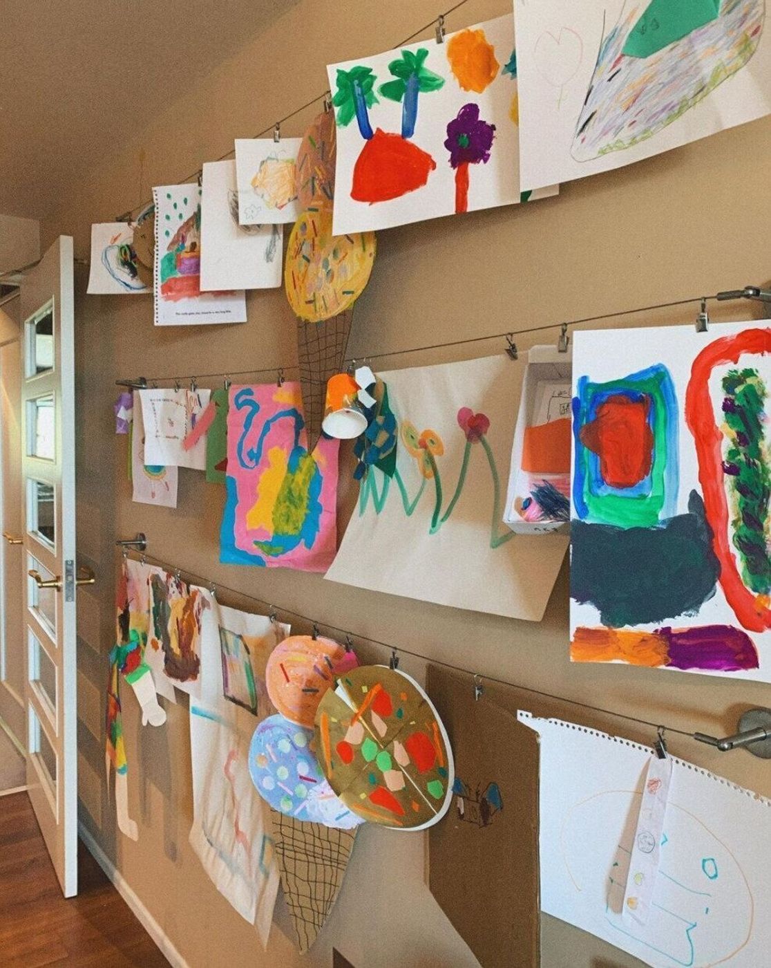 子どもの絵どうしてる インテリアにも活かせる飾り方をご紹介 たまひよ 子どもの絵どうしてる インテリアにも活かせる飾り方をご紹介 たまひよ