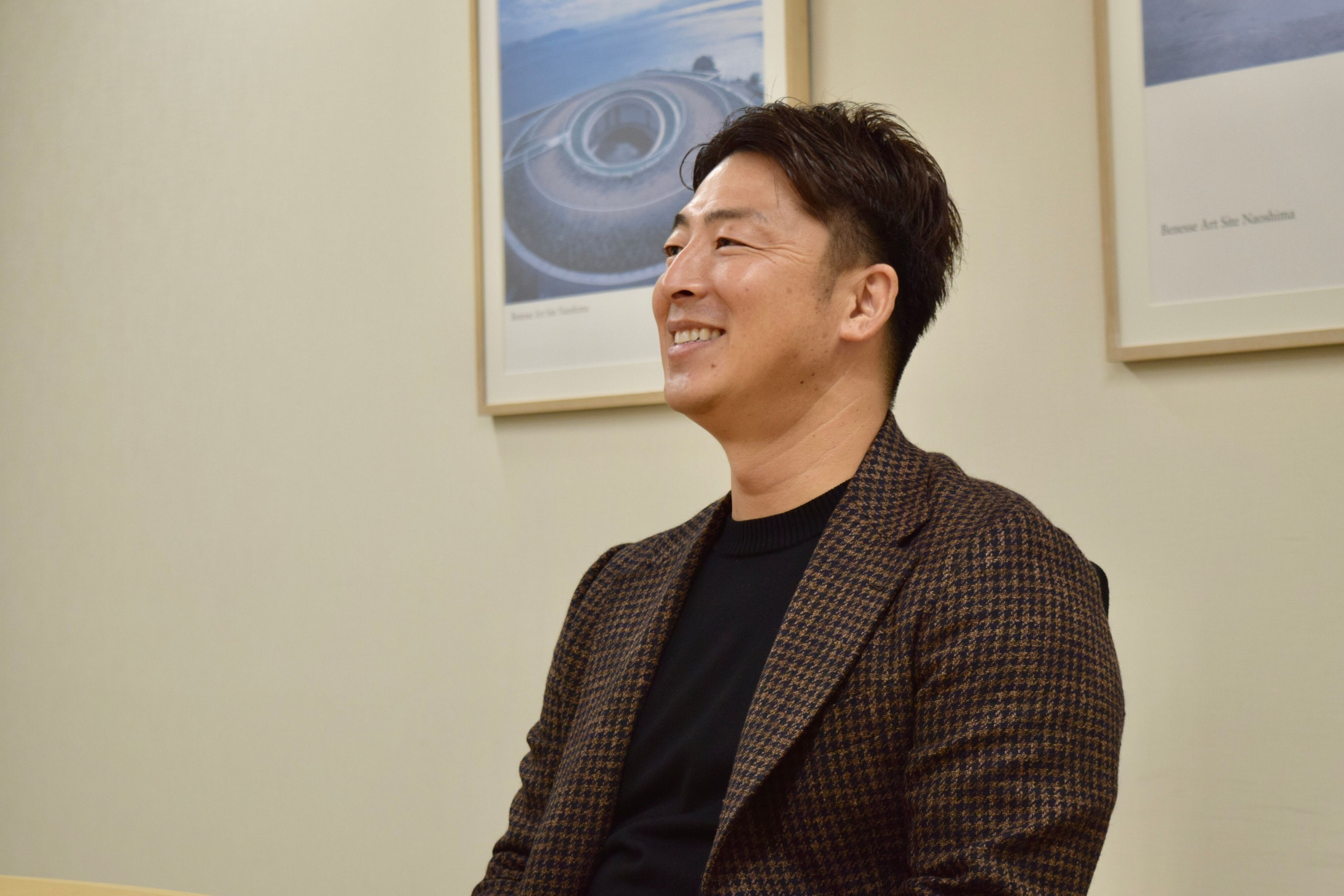 インタビュー中の美馬さん。お子さんのことを話すときは、自然と笑顔に。