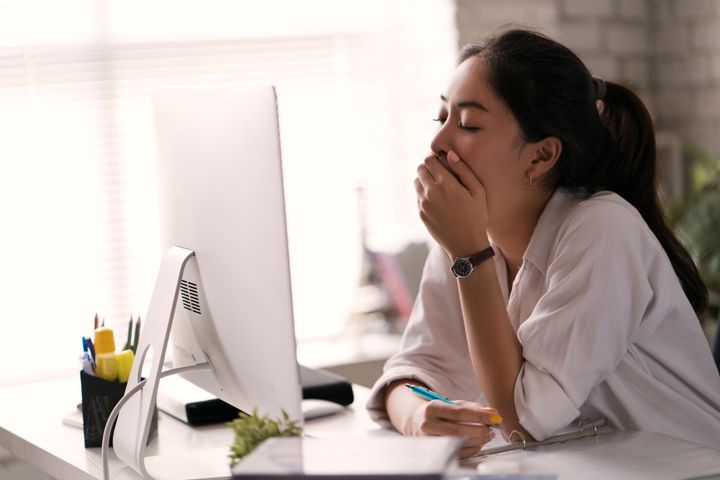 実業家、あくびをした彼女はオフィスで働くの疲れた。