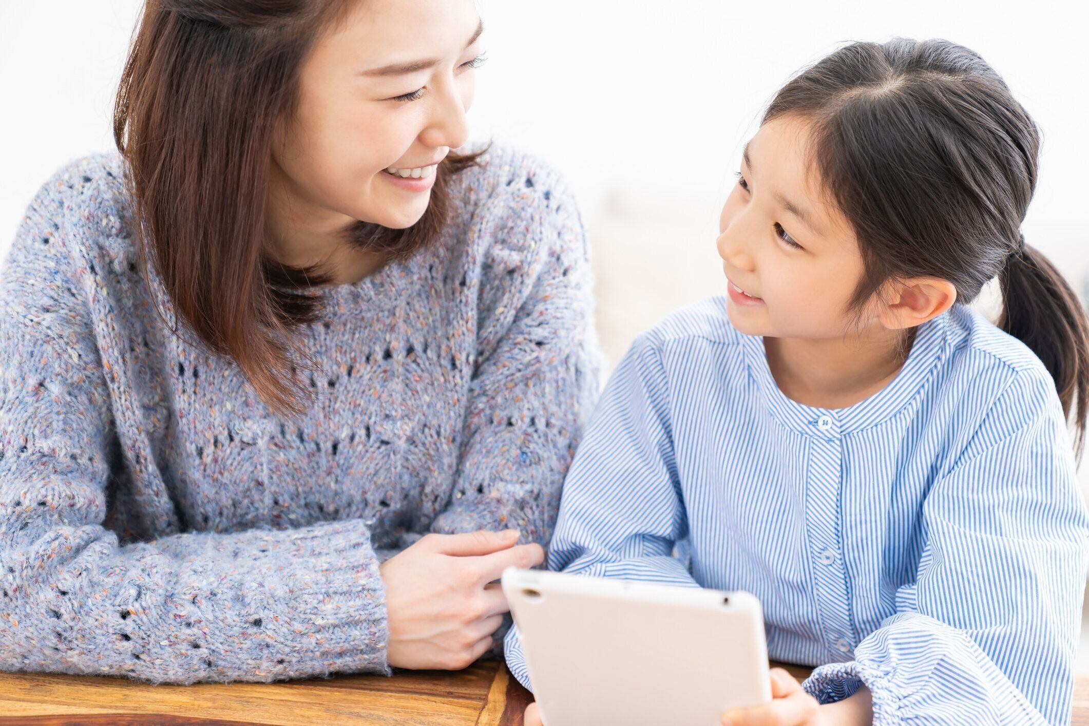 アジアの母と娘,タブレットコンピュータ