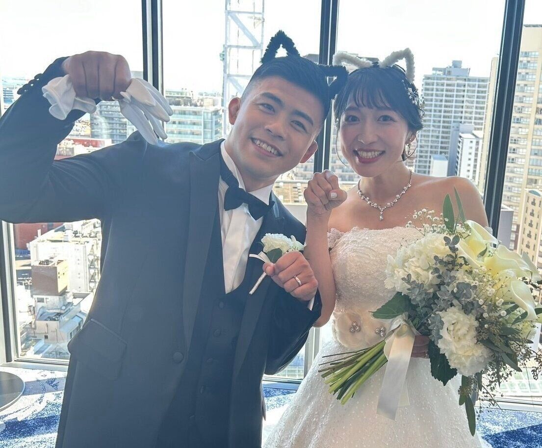 猫耳をかぶってポーズ！文田さん夫婦らしい結婚式に。