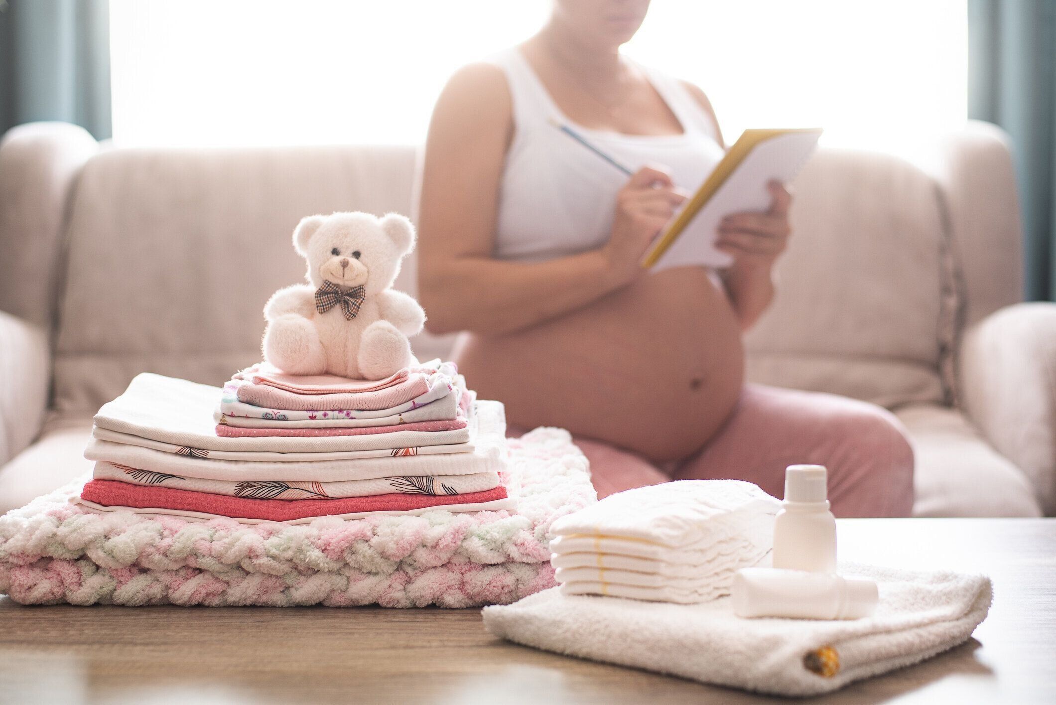 妊娠中の女性は、赤ちゃんのものを梱包し、産院の準備をしています。