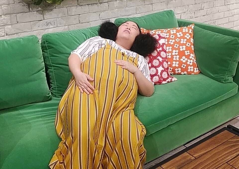 長男を妊娠中、大きなおなかで休憩する江上さん