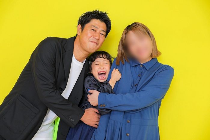 尾形さんと長女のさくらちゃん、妻のあいさんの仲よし家族の3ショット。