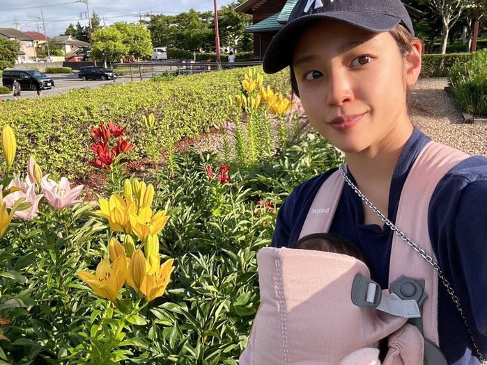 お散歩デビューしたときの岡副さんと娘さん。