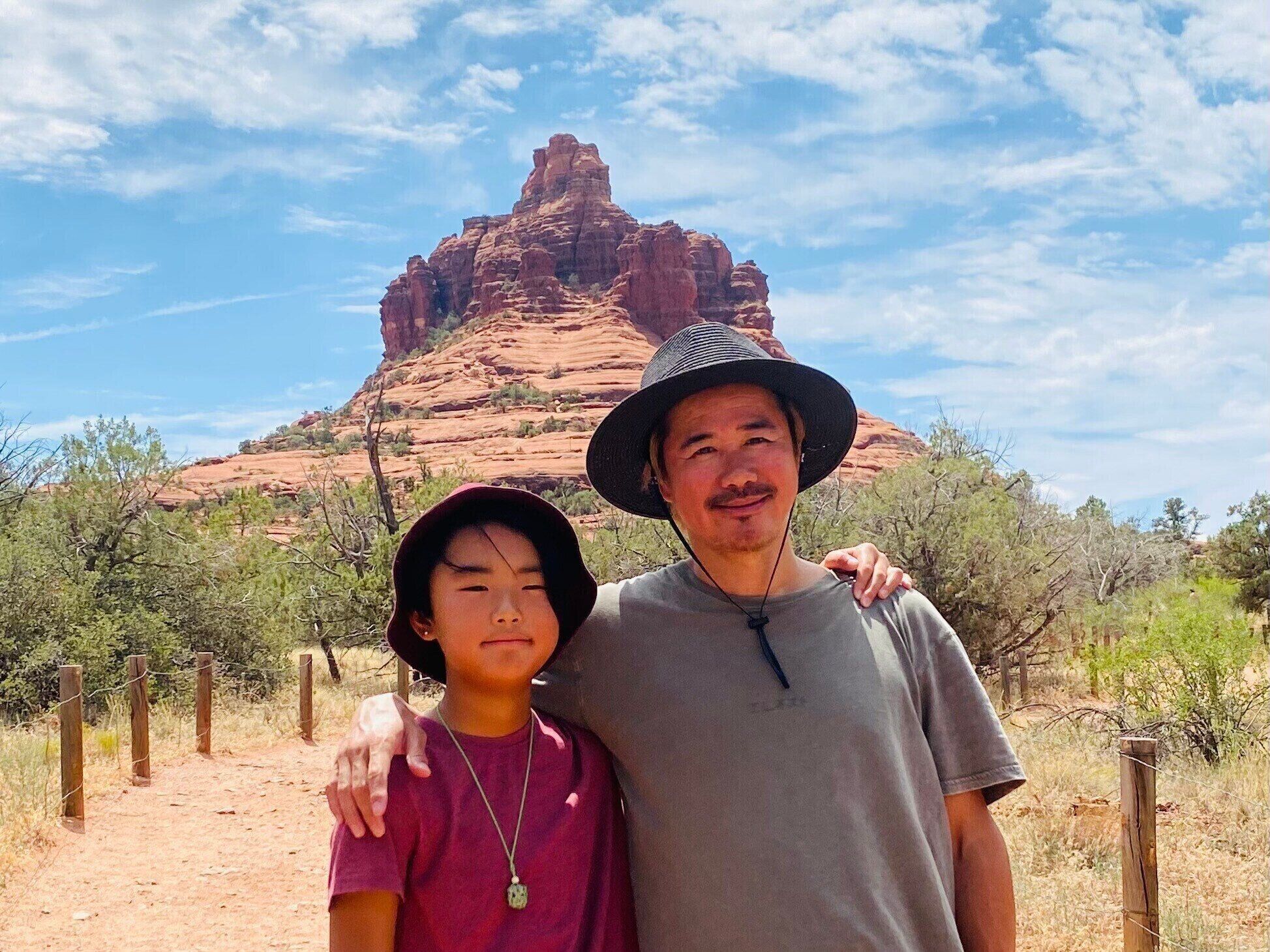 旅先での鈴木さんと息子さん。
