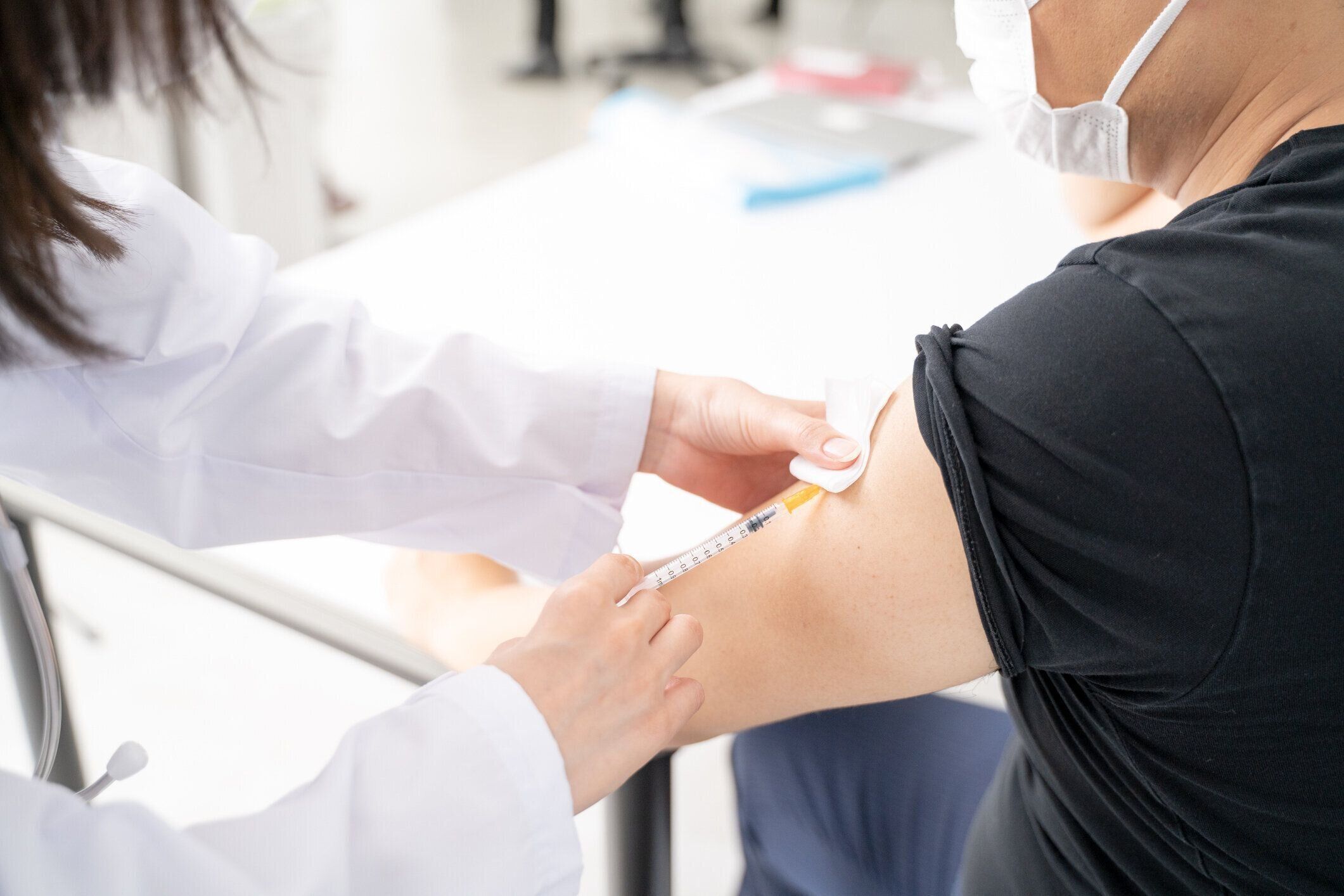 医師と患者のワクチン接種 - 手元に