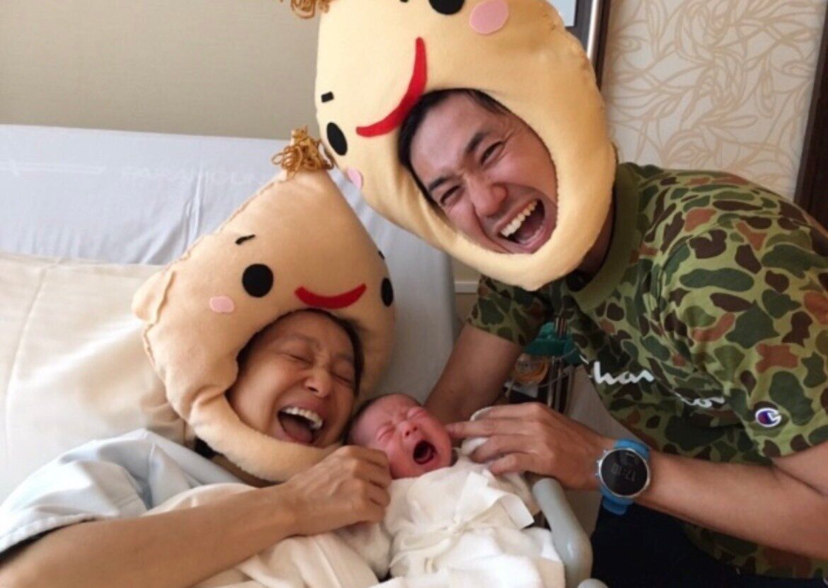 千笑ちゃんを出産後の家族写真。