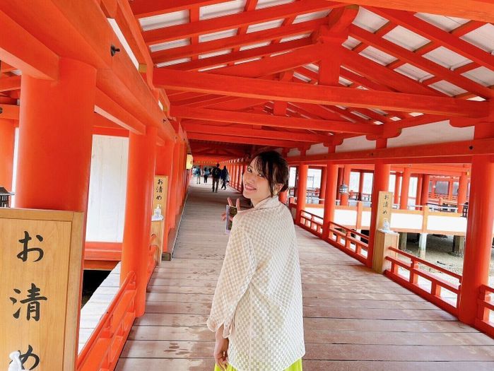 旅先で、プライベートな表情を見せる矢島さん。