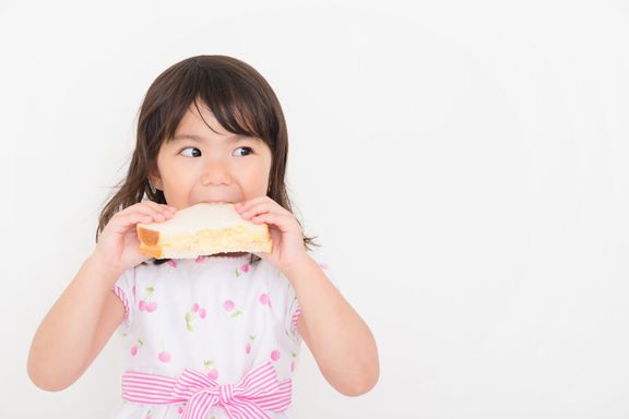 白い背景の上の少女