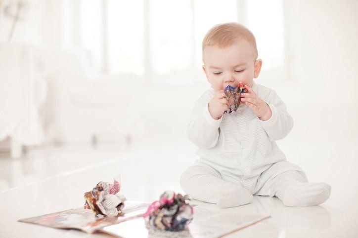 医師監修 赤ちゃんが異物を飲み込んだとき 吐かせちゃダメ なモノ たまひよ
