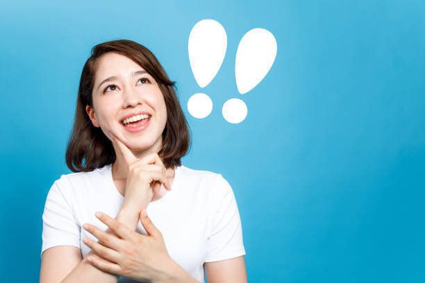 若い女性は、感嘆符。