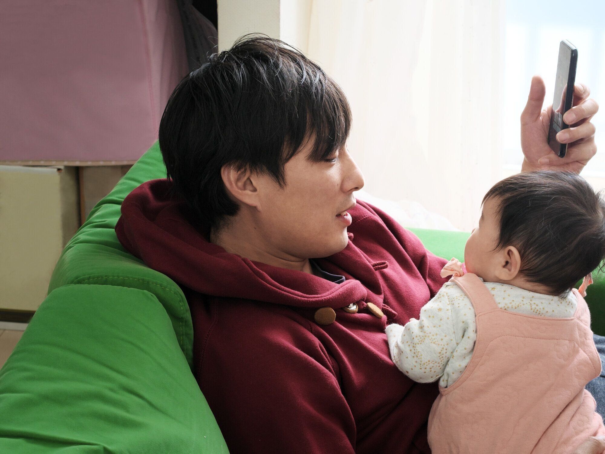 子供の世話をする人