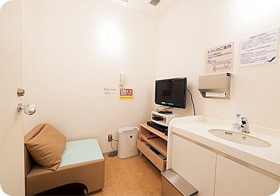 【採精室】マスターベーションに必要なビデオや雑誌がそろえられた採精室。プライバシーにも配慮したつくりになっている