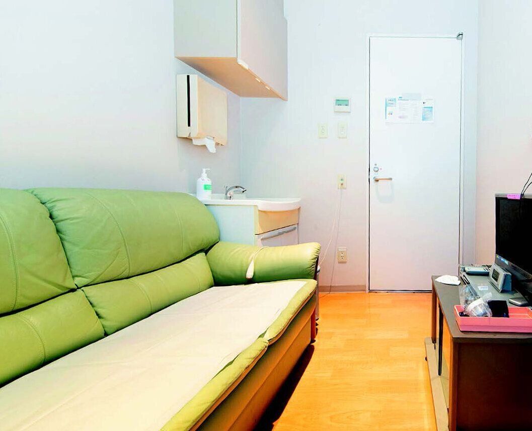 院内にはプライバシーに配慮した採精室（メンズルーム）があり、マスターベーションを助けるビデオなどが用意されています。