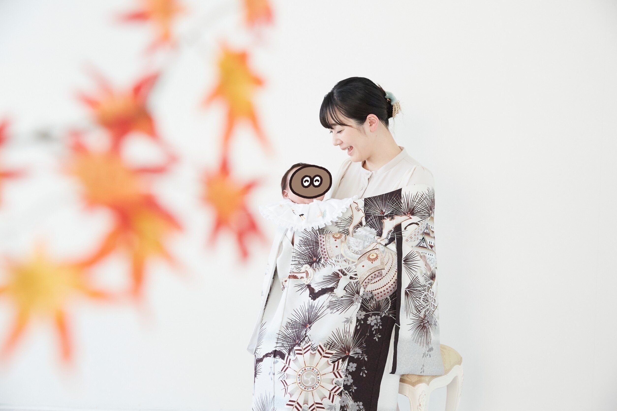 お宮参りの撮影をする、夢眠さんと息子さん。